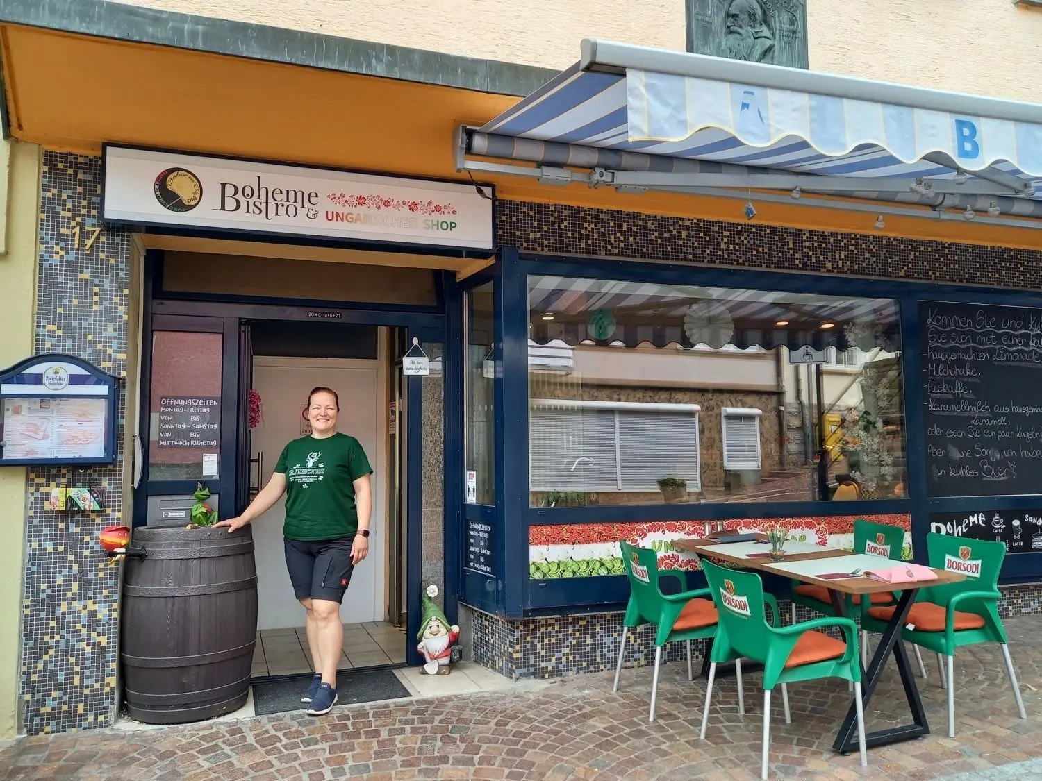 Gemütlich und zentral gelegen: Das „Boheme Bistro“ mit kleiner Außengastronomie wirkt einladend.