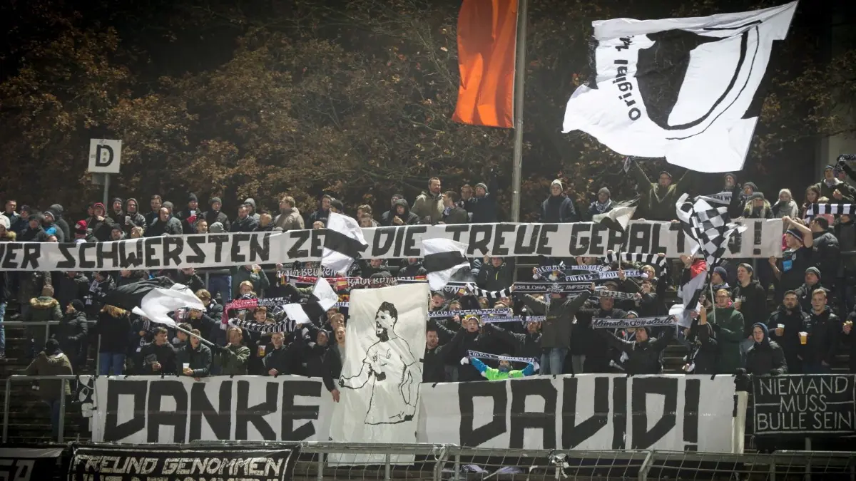 Die Fans verabschieden Stürmer David Braig: Beim Spiel gegen Kickers Offenbach am 25. November gab’s in der Halbzeitpause eine Choreografie für den 28-Jährigen, dessen Wechsel zu den Stuttgarter Kickers kurze Zeit später bekannt wurde.
Fußball Regionalliga Südwest SSV Ulm gegen Kickers Offenbach