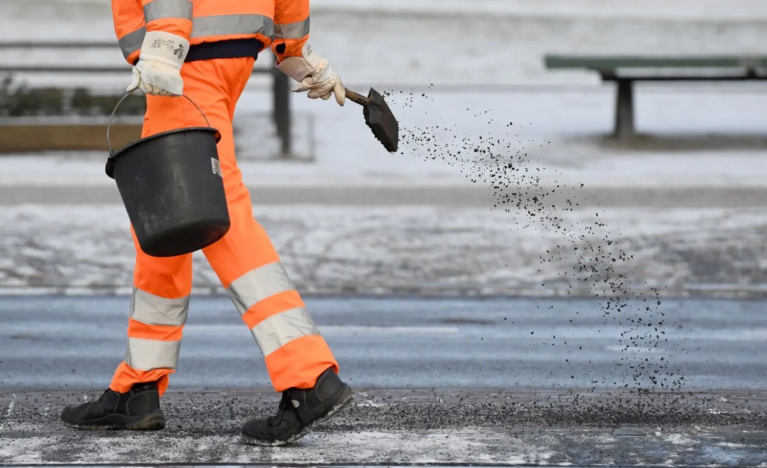Achtung, Glatteis: Der Deutsche Wetterdienst warnt am Montag vor gefrierendem Regen und rutschigen Straßen.
