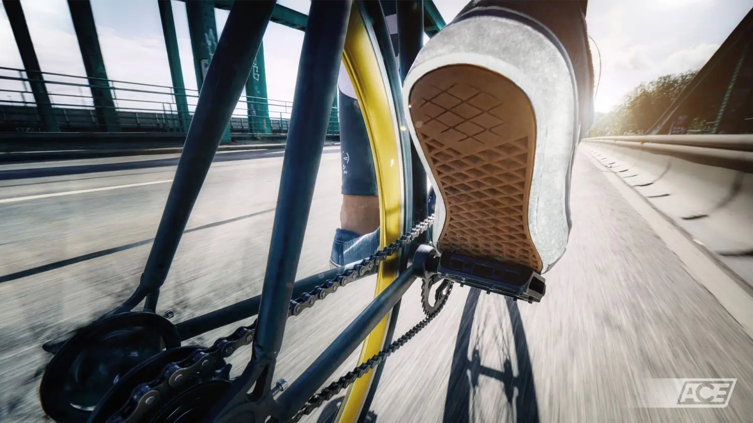 E-Bike- beziehungsweise Pedelec-Fahrer und Fußgänger sind sich nicht immer ganz grün.