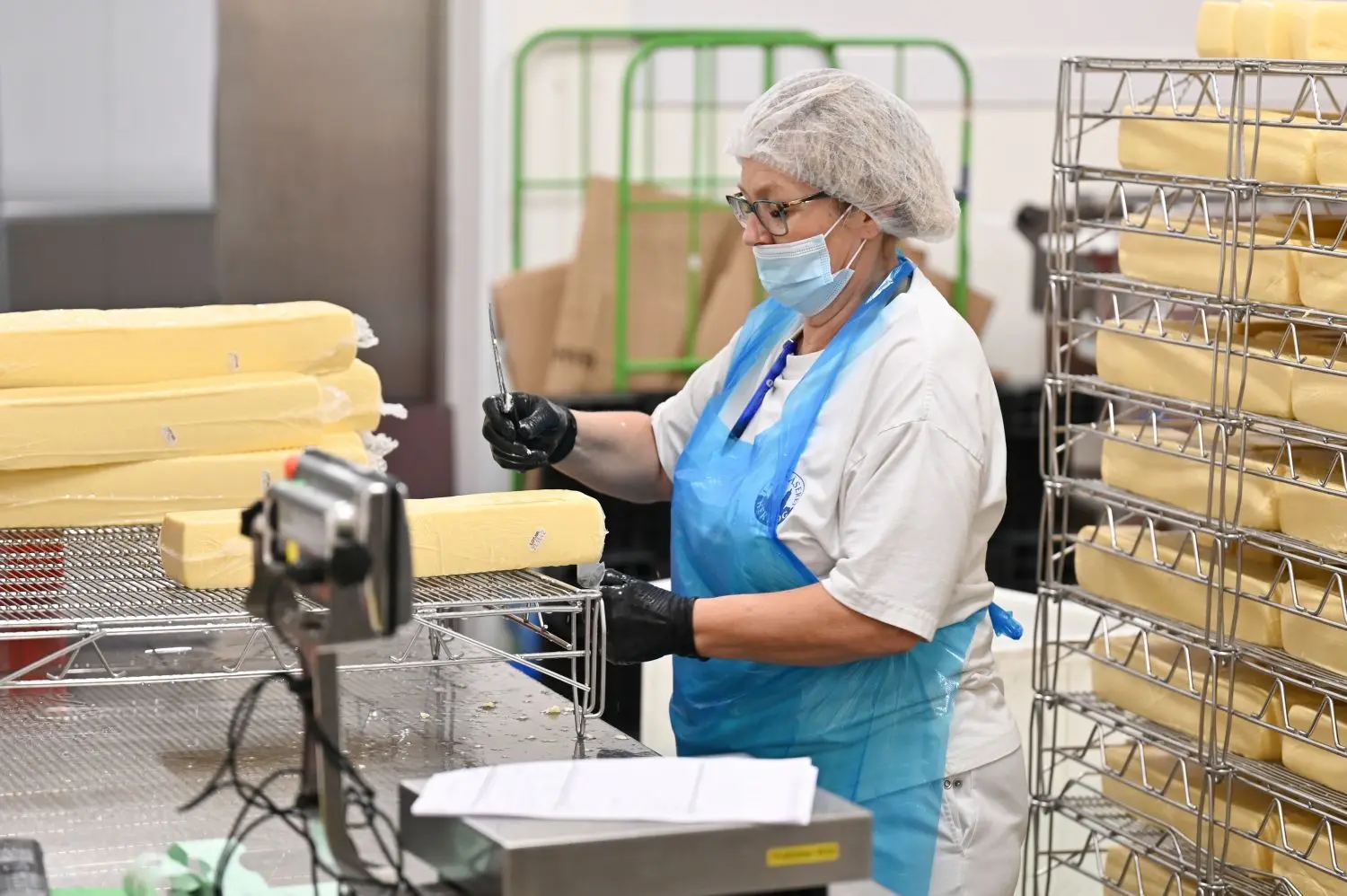 Besuch in der Produktion in der Landkäserei Herzog in Roggenburg-Schießen.