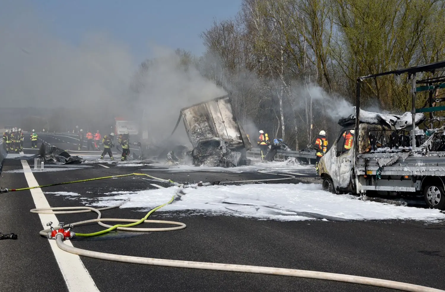 Feuerwehrleute löschen an einer Unfallstelle auf der Autobahn 6 einen Transporter und einen Lastwagen. Bei dem Unfall zwischen Heilbronn und Mannheim ist mindestens ein Mensch ums Leben gekommen. Nach einem Unfall brannten drei Fahrzeuge aus.