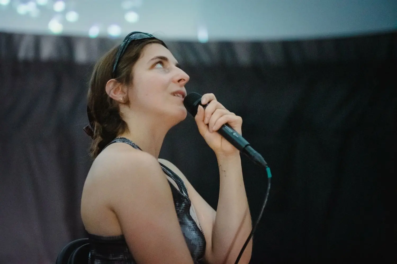 Bitte nach oben sehen: Diana Steinkampf vom Planetarium Berlin.