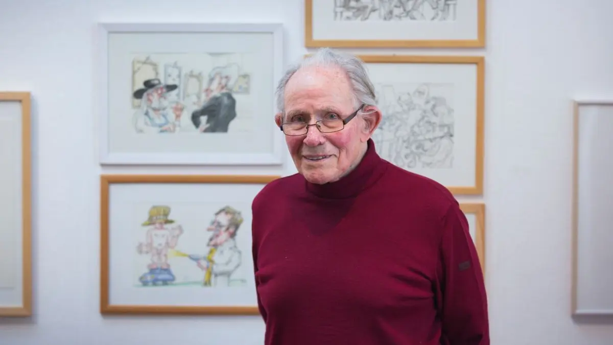 Der Mediziner Burkhart Tümmers in seiner Ausstellung „Ernst und heiter – neun Jahrzehnte usw.?“.⇥
Kunstverein Ulm: Presseführung Ausstellung Dr. Burkhart Tümmers "Ernst und heiter – neun Jahrzehnte usw.?"