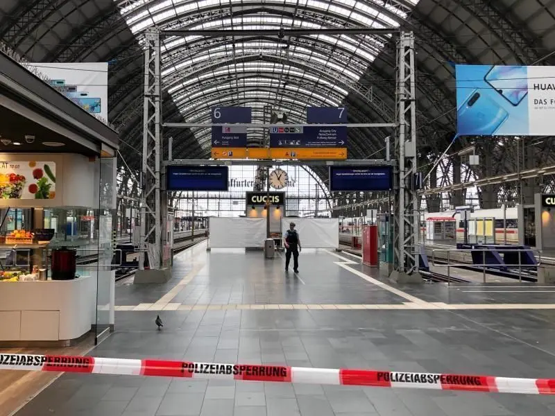 Gesperrte Bahnsteige im Frankfurter Hauptbahnhof, wo ein achtjähriger Junge vor einen einfahrenden Zug gestoßen und getötet wurde.