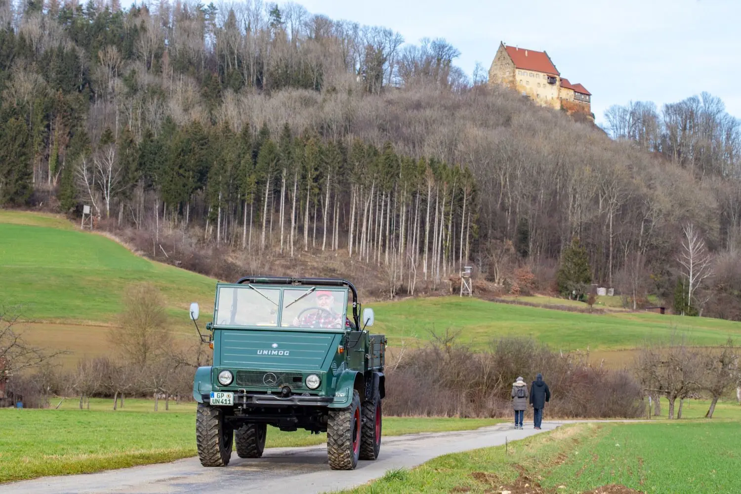 Die hohe Bodenfreiheit ist ein auffälliges Merkmal von Unimogs. Möglich machen sie sogenannte Portalachsen.