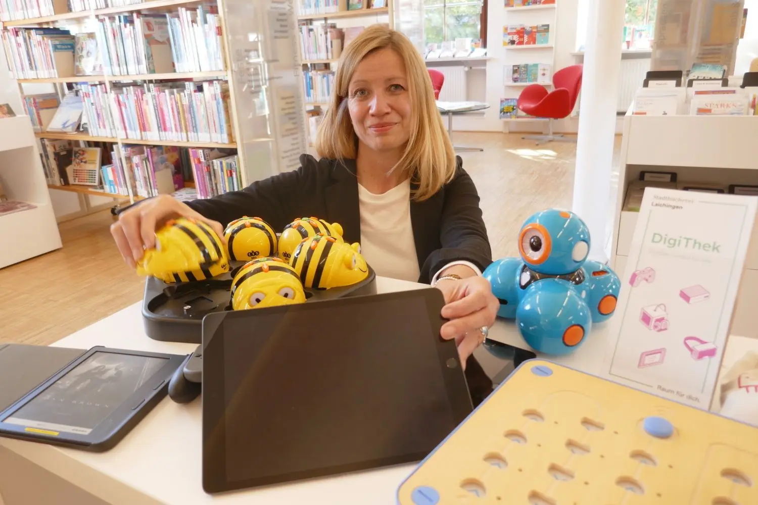 Neues in der Laichinger Bücherei: Leiterin Marion König zeigt die Roboter für Kinder.⇥