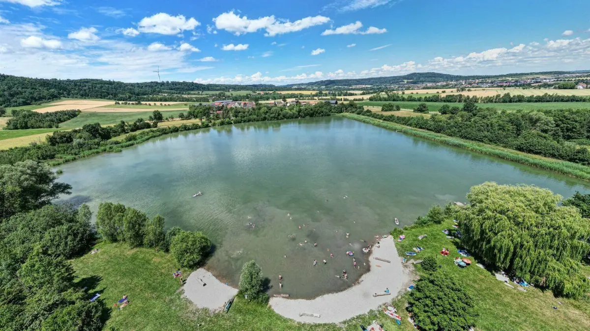 Mehrere LKW-Ladungen kleiner Steine erleichtern den Einstieg in den Starkholzbacher See. Die Stadtverwaltung ließ den Steg und und die Badeinsel entfernen, da die Versicherung im Haftungsfall nicht mehr für Badeunfälle aufgekommen wäre. ⇥
Foto: Ufuk Arslan Starkholzbacher See