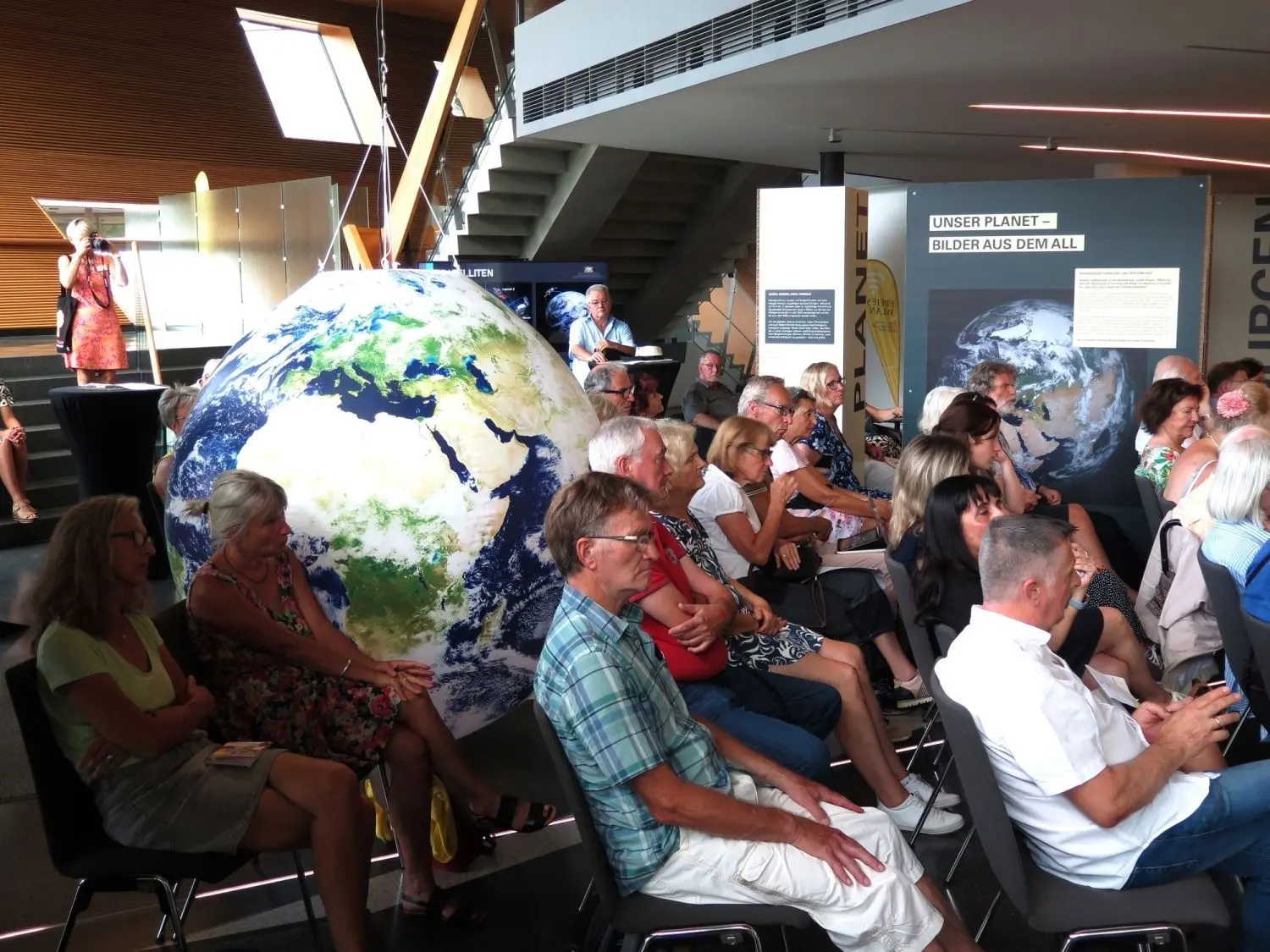 Wir müssen alles tun, um die Erde zu schützen: Das vermittelt die Ausstellung „Unser Planet – Bilder aus dem All.“ Aus beeindruckender Perspektive zeigt sie, wie dringend Umwelt- und Klimaschutz sind.