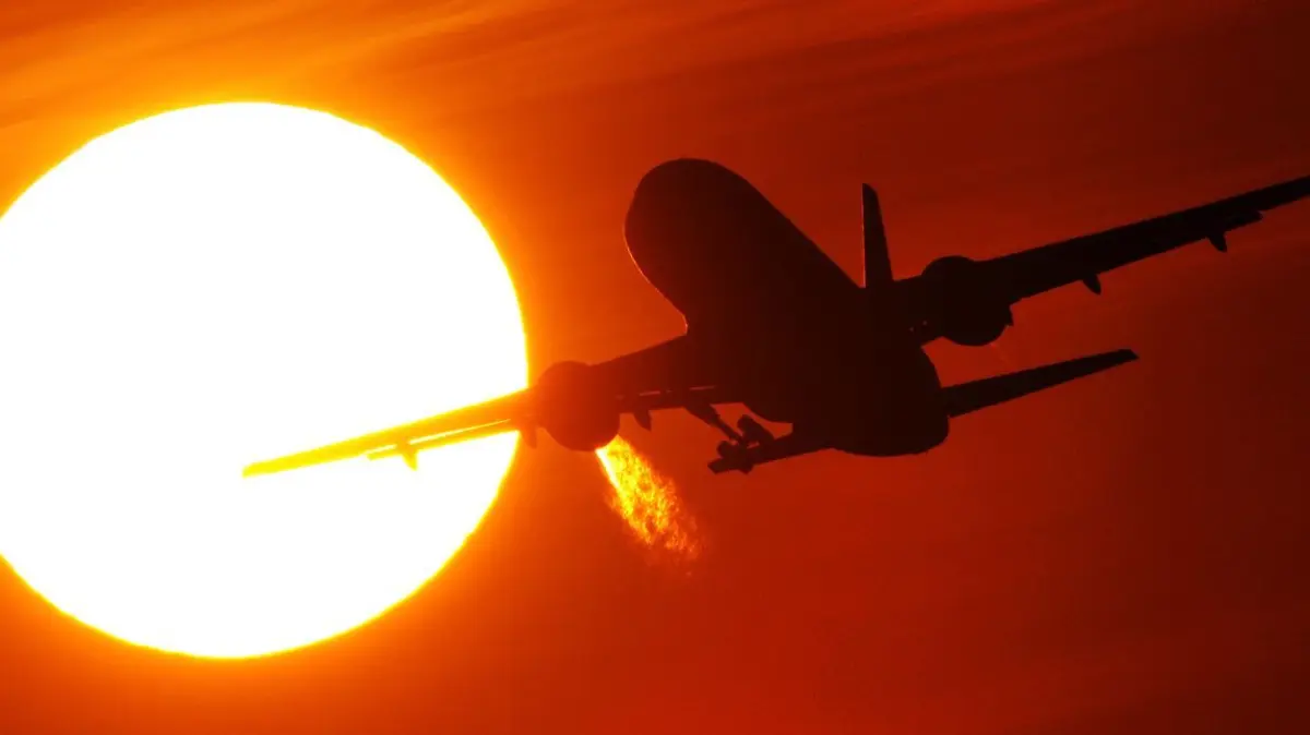 Flugzeuge sind laut mehreren Studien einer der Hauptgründe für den menschengemachten Klimawandel. (Symbolbild)
ARCHIV - 08.02.2011, Nordrhein-Westfalen, Düsseldorf: Ein Flugzeug von Air Berlin startet am Flughafen in Düsseldorf (Nordrhein-Westfalen) vor der untergehenden Sonne. Zelten irgendwo in der Nähe statt mit dem Flieger Richtung Mallorca zu jetten nach dem Abi? Dem Klima zuliebe auf die Fernreise-Partysause verzichten und CO2-neutral in der Region wandern? Überall in Deutschland bereiten sich Schüler aktuell auf ihre Abschlussprüfungen vor - und danach stehen üblicherweise oft Reisen per Billigflieger an. (zu dpa: "Fürs Klima: Nach dem Abi Wandern daheim statt Flugreise? ") Foto: Julian Stratenschulte/dpa +++ dpa-Bildfunk +++