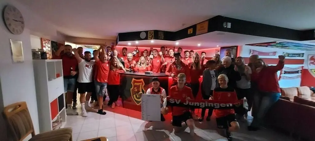 Die Spieler des SV Jungingen fieberten beim Public Viewing mit.