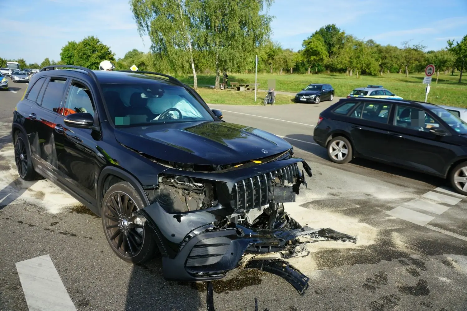 Am Mercedes und BMW entstanden jeweils rund 40.000 Euro Sachschaden.