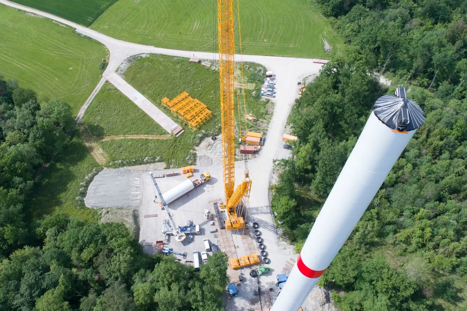 Endlich – alle Teile sind an Ort und Stelle, also kann die Montage beginnen. Zunächst steht nur der Turm, dann fliegen die Gondel mit Generator, die Nabe und die Rotorblätter in die Höhe.