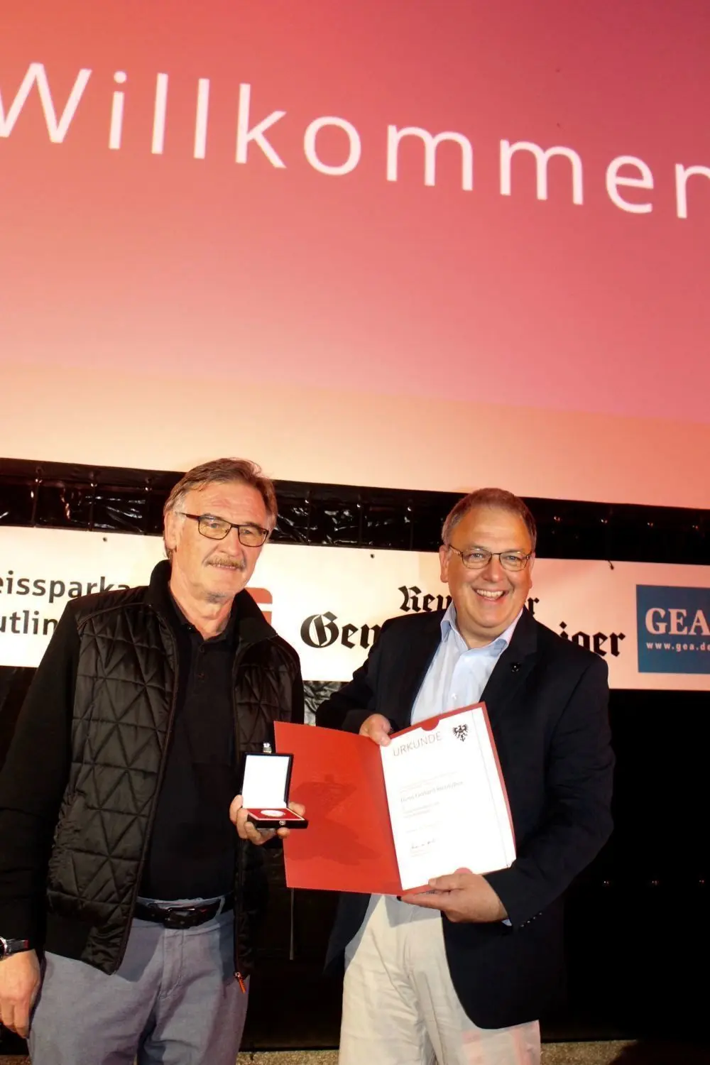 Gerhard Steinhilber bekam von Thomas Keck die Verdienstmedaille der Stadt Reutlingen überreicht.⇥