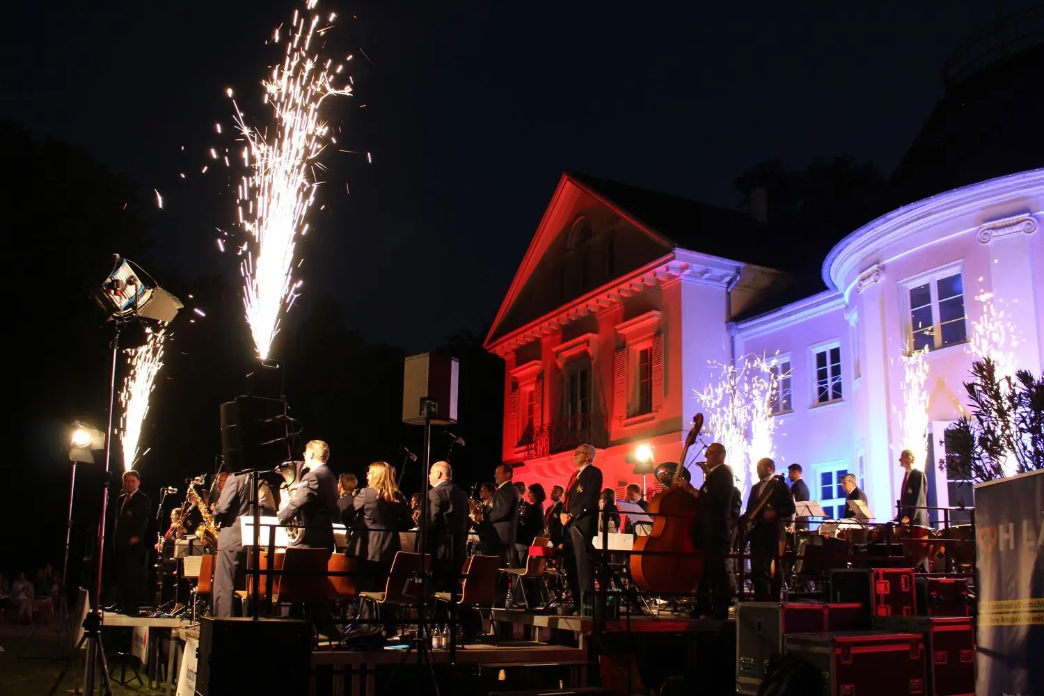 Als es schon dunkel und die Villa Eugenia farbig beleuchtet war, zündete die Stadtkapelle noch ein Feuerwerk.