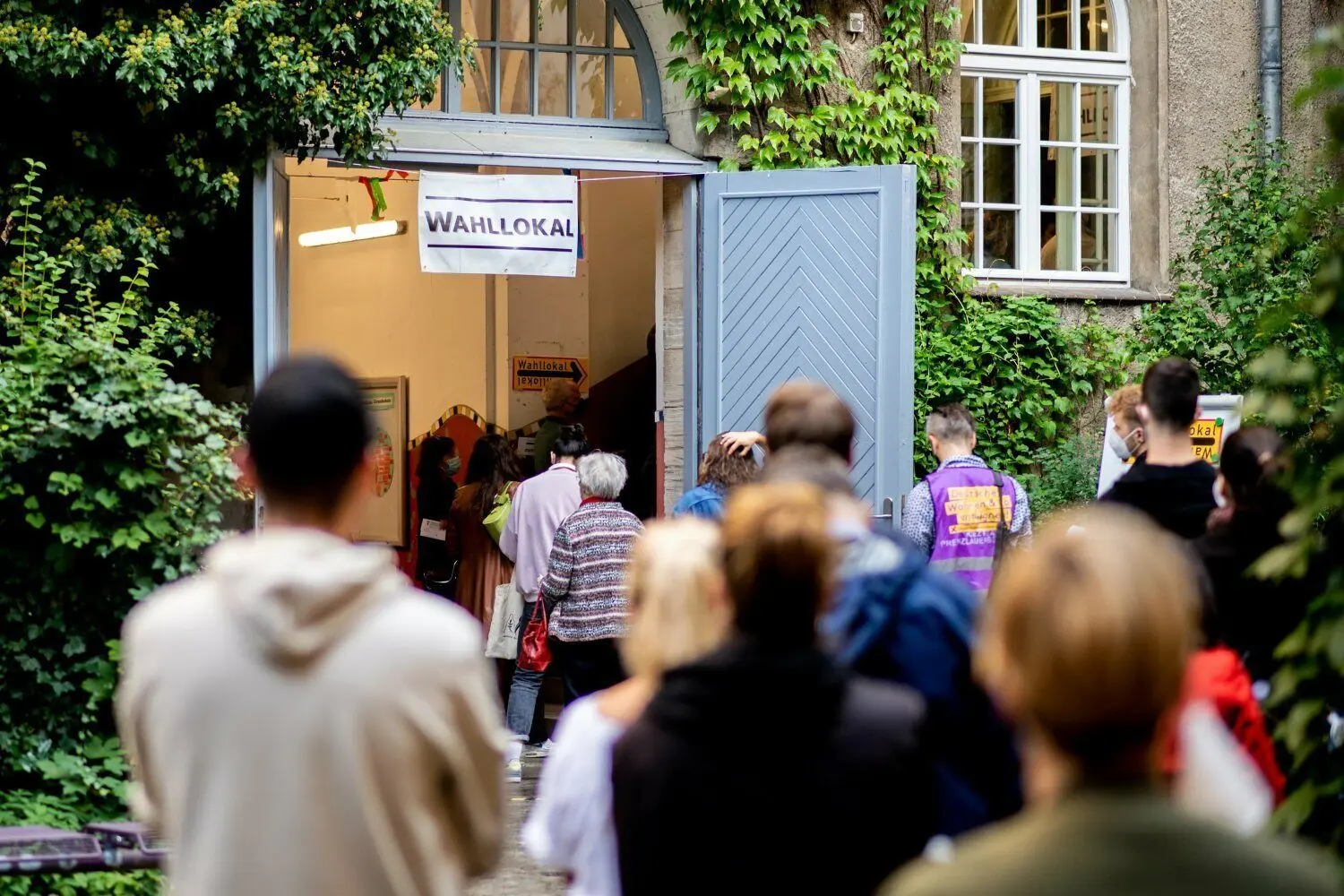 Lange Schlange vor dem Wahllokal: Wählerinnen und Wähler warten im September 2021 in Berlin auf die Stimmabgabe.⇥