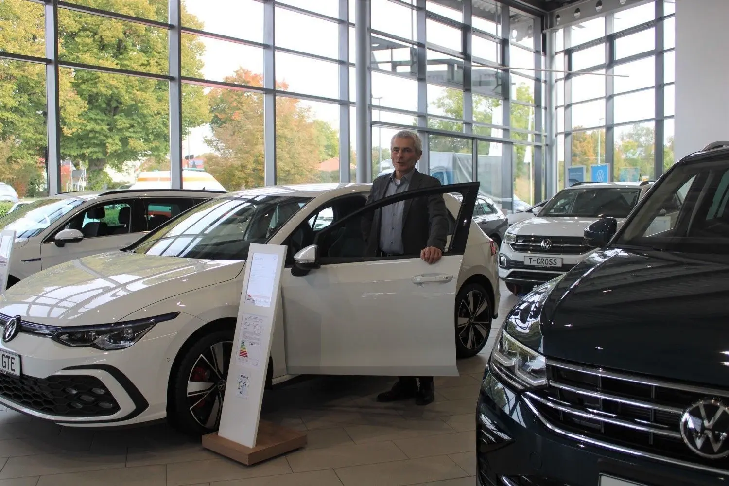 Noch befinden sich einige Vorführmodelle in der Halle des VW-Händlers Jllig. Neuwagen sind derzeit Mangelware. ⇥