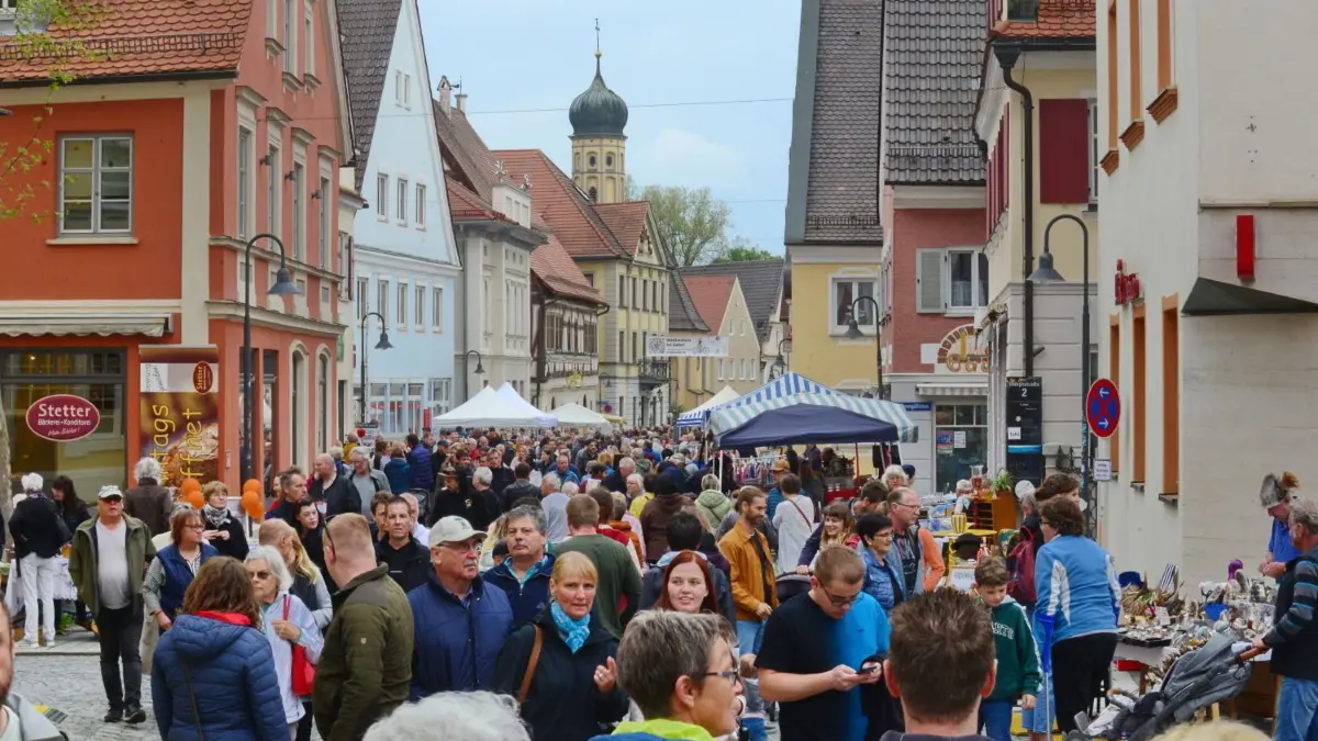Dichtes Gredränge in Weißenhorn: Der verkaufsoffene Sonntag kommt dort gut an.⇥
Hauptstraße Kunsthandwerkermarkt