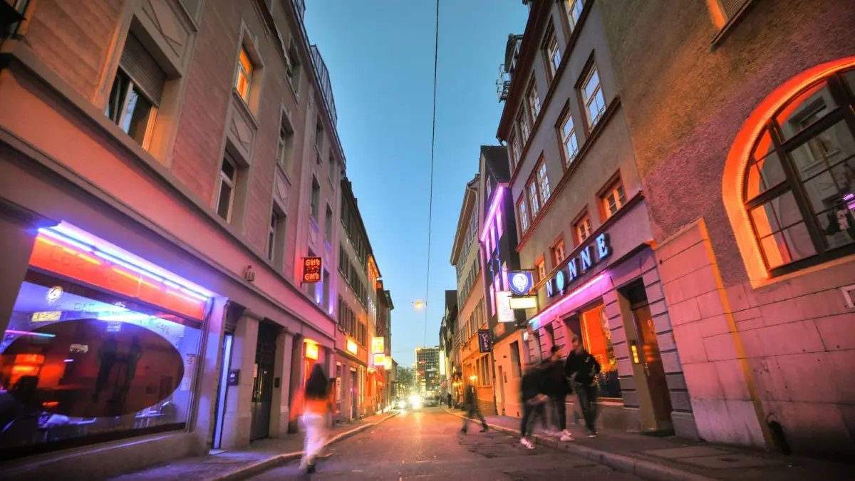 Im Stuttgarter Leonhardsviertel sind zahlreiche Rotlicht-Etablissements angesiedelt. Die Betreiber tun sich schwer damit, die neuen gesetzlichen Auflagen einzuhalten. ⇥