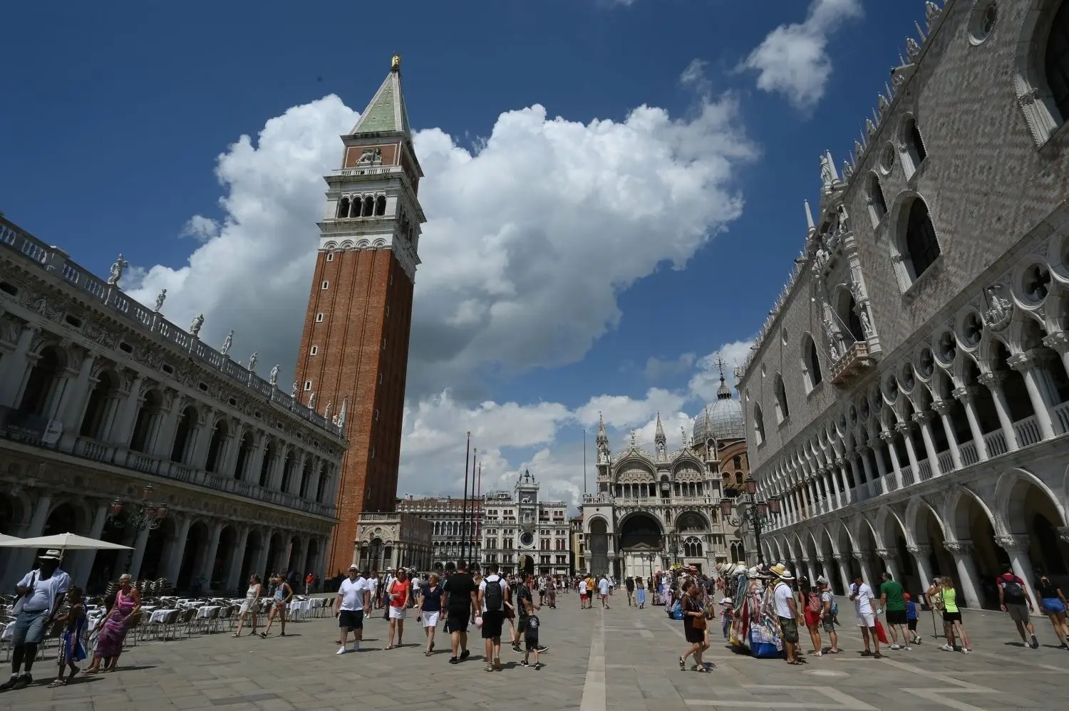 Touristenströme in Venedig. Der Krimi „Falsche Freunde“ handelt davon, dass die Stadt ein Disneyland für Superreiche werden soll.