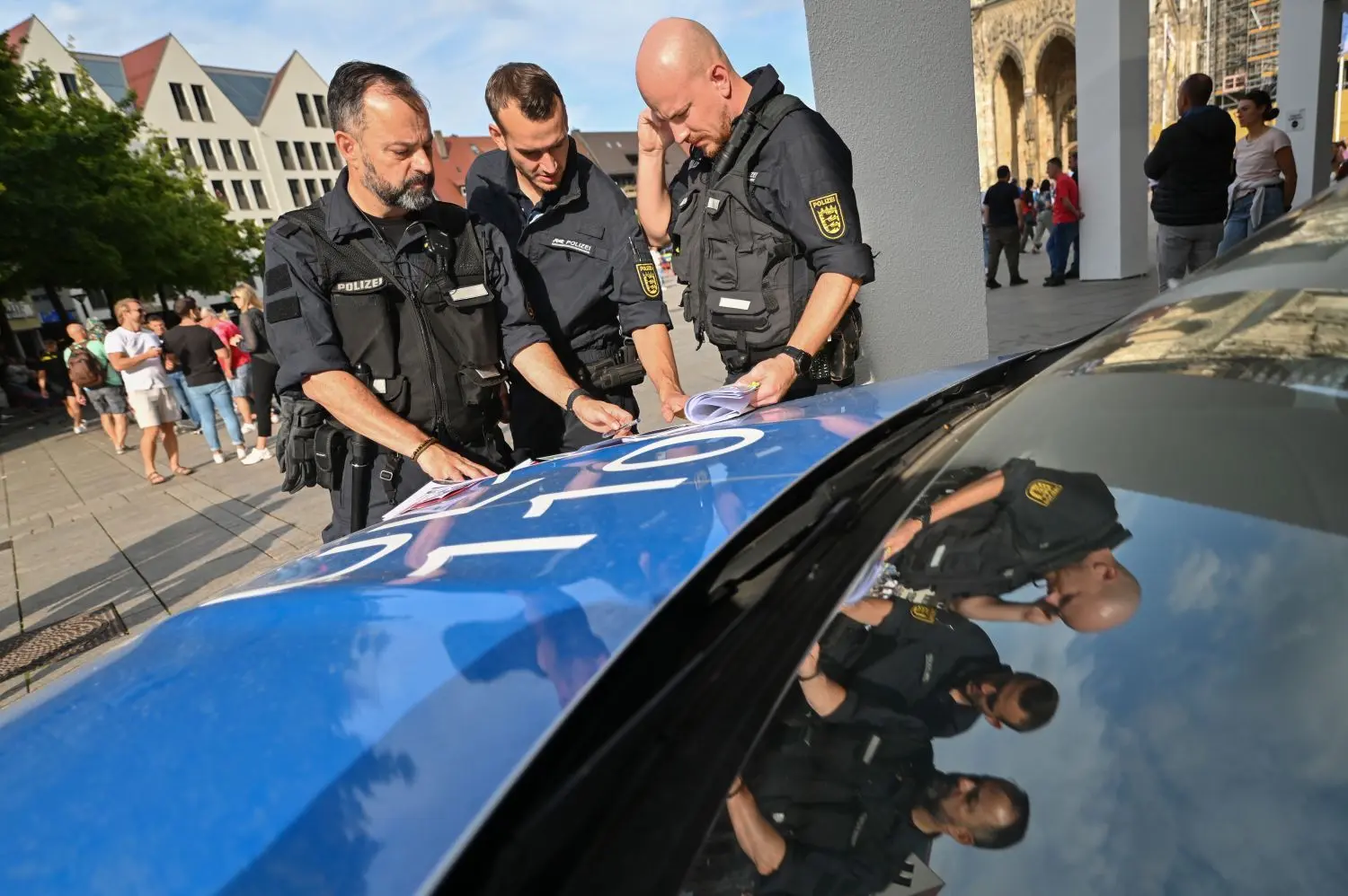 Einsatzleiter Christian Zacherle (l.) bespricht sich mit seinen Kollegen.