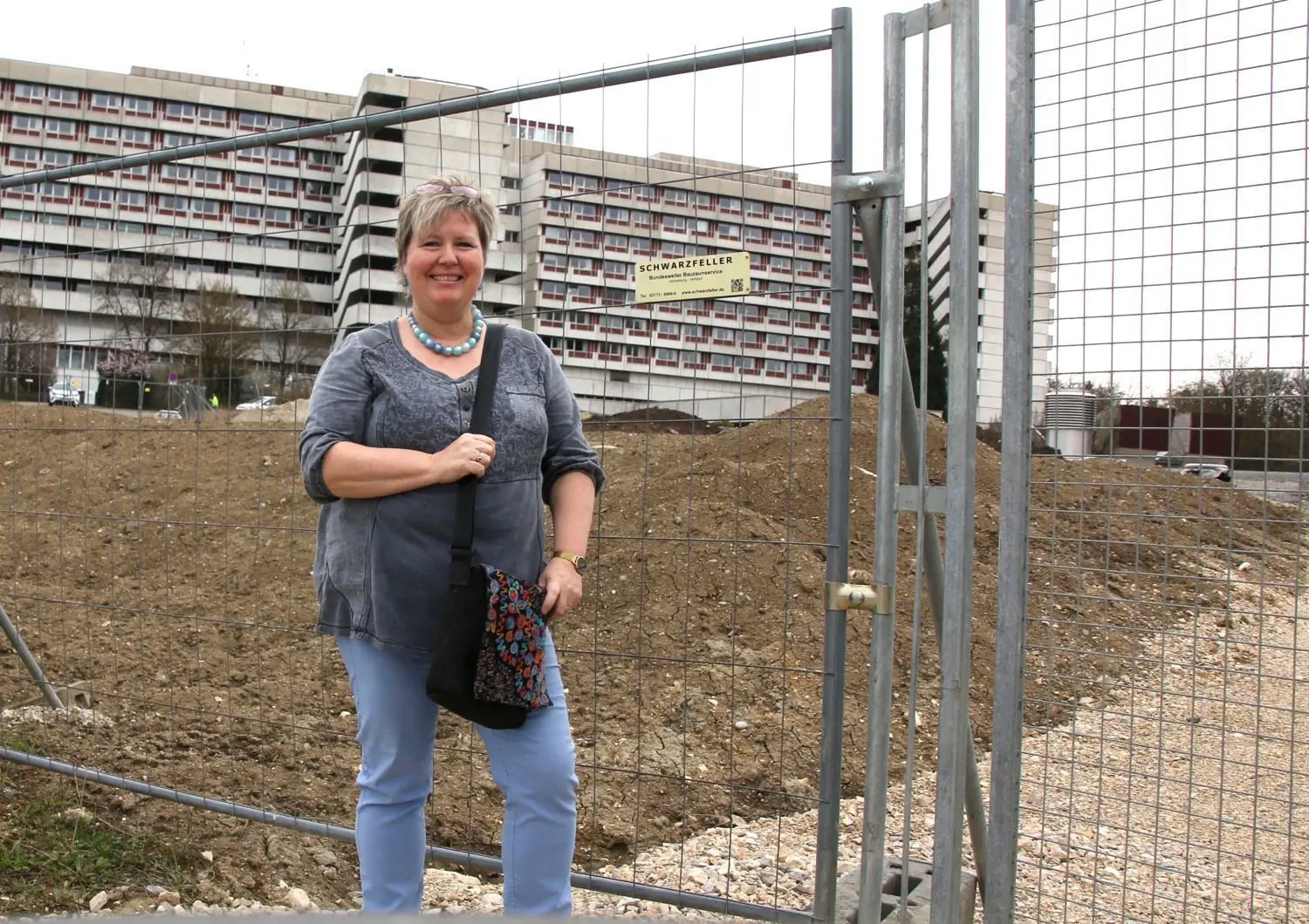 Foto links: Ein kleiner 20-Sitzer fährt vom Göppinger Omnibusbahnhof hoch zur Klinik. Weil auch Bewohner aus dem Wohngebiet Bergfeld mitfahren, kann es manchmal ganz schön eng werden, erzählt eine regelmäßige Nutzerin des Angebots. Foto rechts: GZ-Mitarbeiterin Claudia Burst freut sich: In anderthalb Stunden hat sie es von zu Hause bis zur Klinik am Eichert geschafft – ohne Verspätung und Stress.⇥