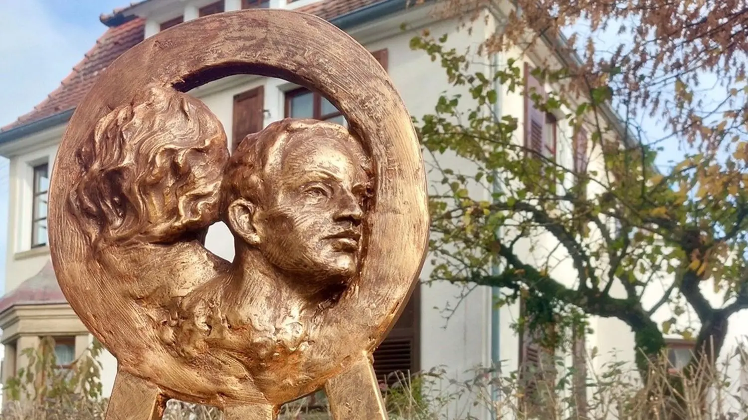 Als hölzernes Modell wanderte Ralf Ehmanns Skulptur mit den Konterfeis von Friedrich Wolf und Moritz Meyer am Sonntag bereits durch Hechingen.
