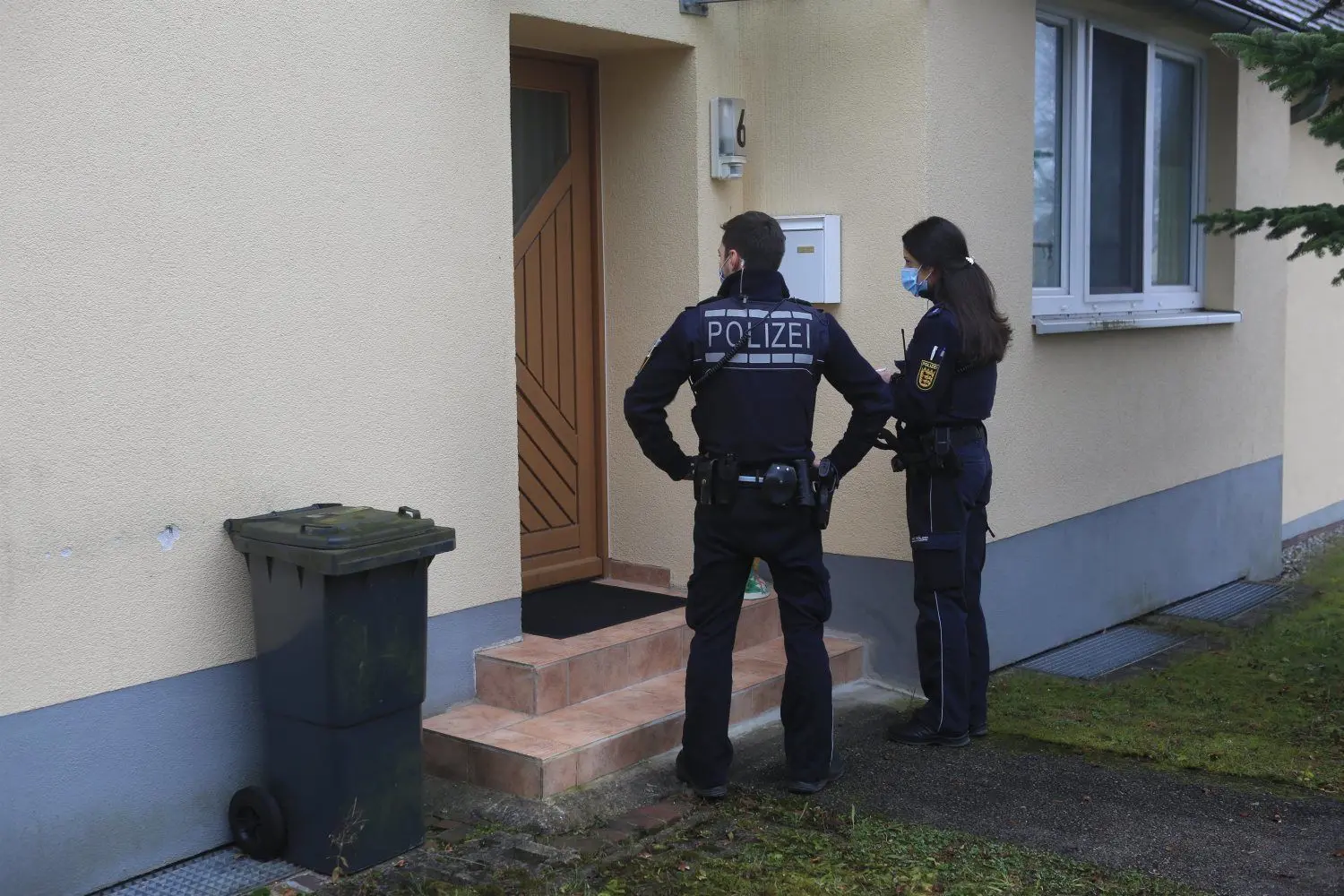 Polizisten informieren Anwohner innerhalb des Gefahrenbereichs.  Polizisten informieren Anwohner innerhalb des Gefahrenbereichs (rechts oben) und sperren die A 8 und innerörtliche Straßen ab (rechts unten).⇥