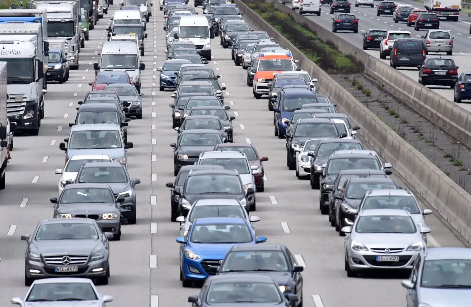 Die Sperrung der A7 zwischen Ulm und Füssen ist aufgehoben. Die Staus lösen sich langsam auf.