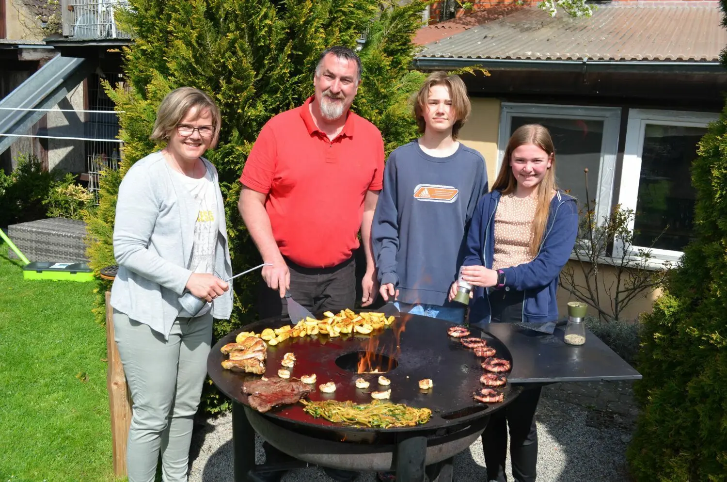 Auf der Feuerplatte zaubert Familie Wirsching in kurzer Zeit sechs Grillspezialitäten.