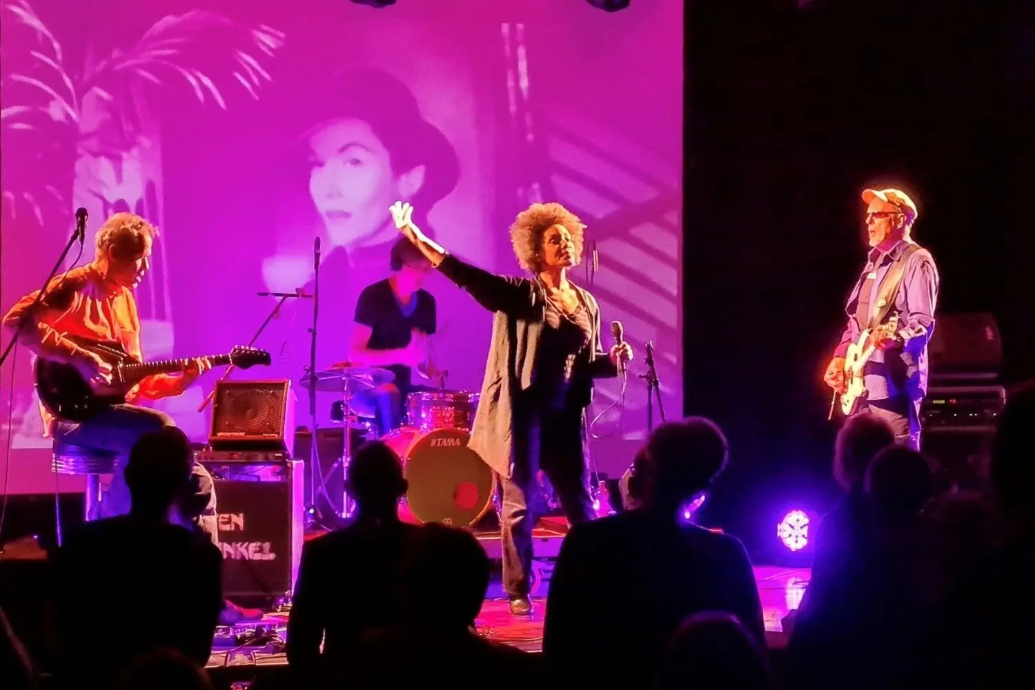 Hattler mit Band und Sängerin Fola Dada.