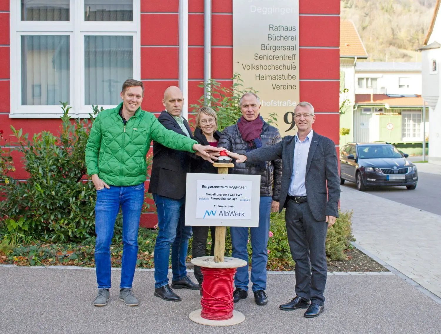 Die Photovoltaikanlage nahmen kürzlich symbolisch (von links) David Jagodzinski, Gemeinderat Joachim Traub, Sarah Kölle, Karl Weber und Ulli Schreiner in Betrieb. ⇥