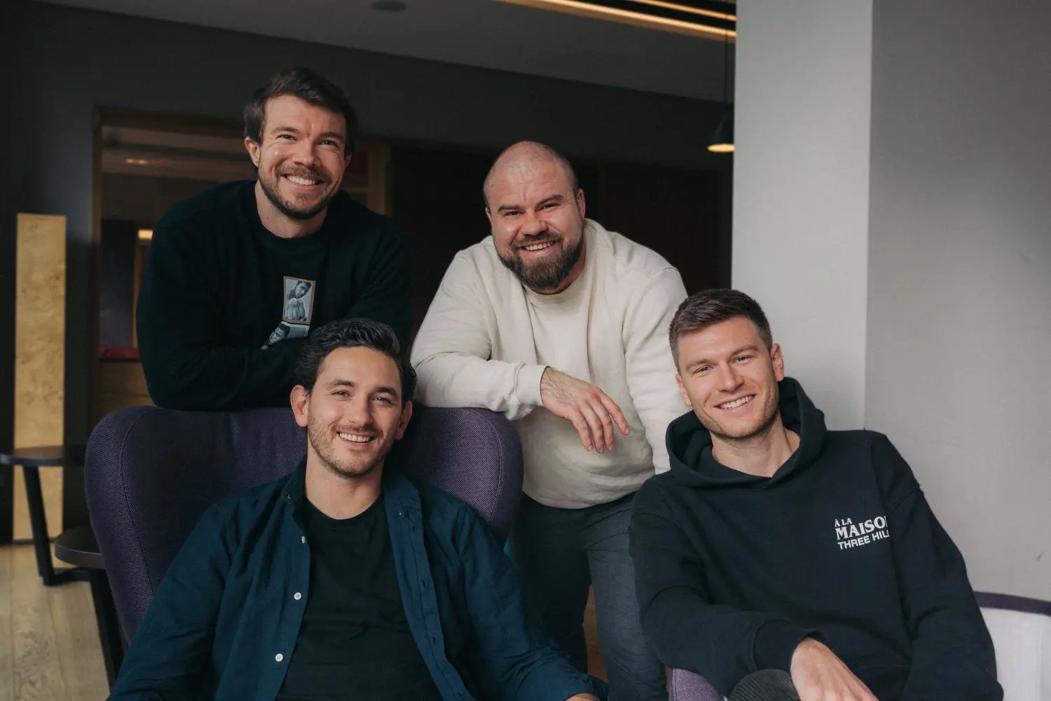 Die junge Start-up-Crew mit dem Metzinger Kevin Schmidt (vorne rechts), seinem Reutlinger Kollegen Alparslan Bas (vorne links) und den beiden Firmengründern aus dem Schwarzwald.⇥