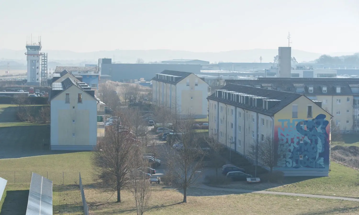 Auf den Straßen und in den Wohnsiedlungen im Solpark sind an diesem Märzvormittag kaum Menschen unterwegs. Vor den Hauseingängen stehen Fahrräder und Dreiräder, die vermuten lassen, dass dort eigentlich das Leben tobt.⇥