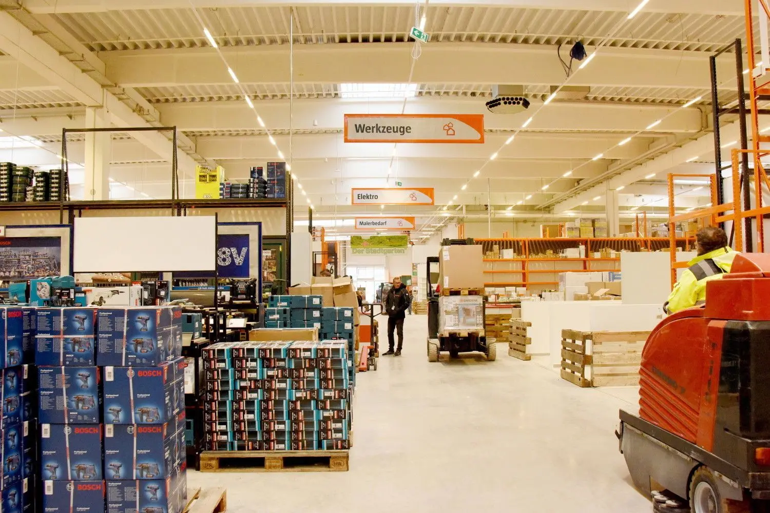 1000 Paletten Ware werden täglich mittels 50 Lastkraftwagen geliefert und von den Mitarbeitern einsortiert.