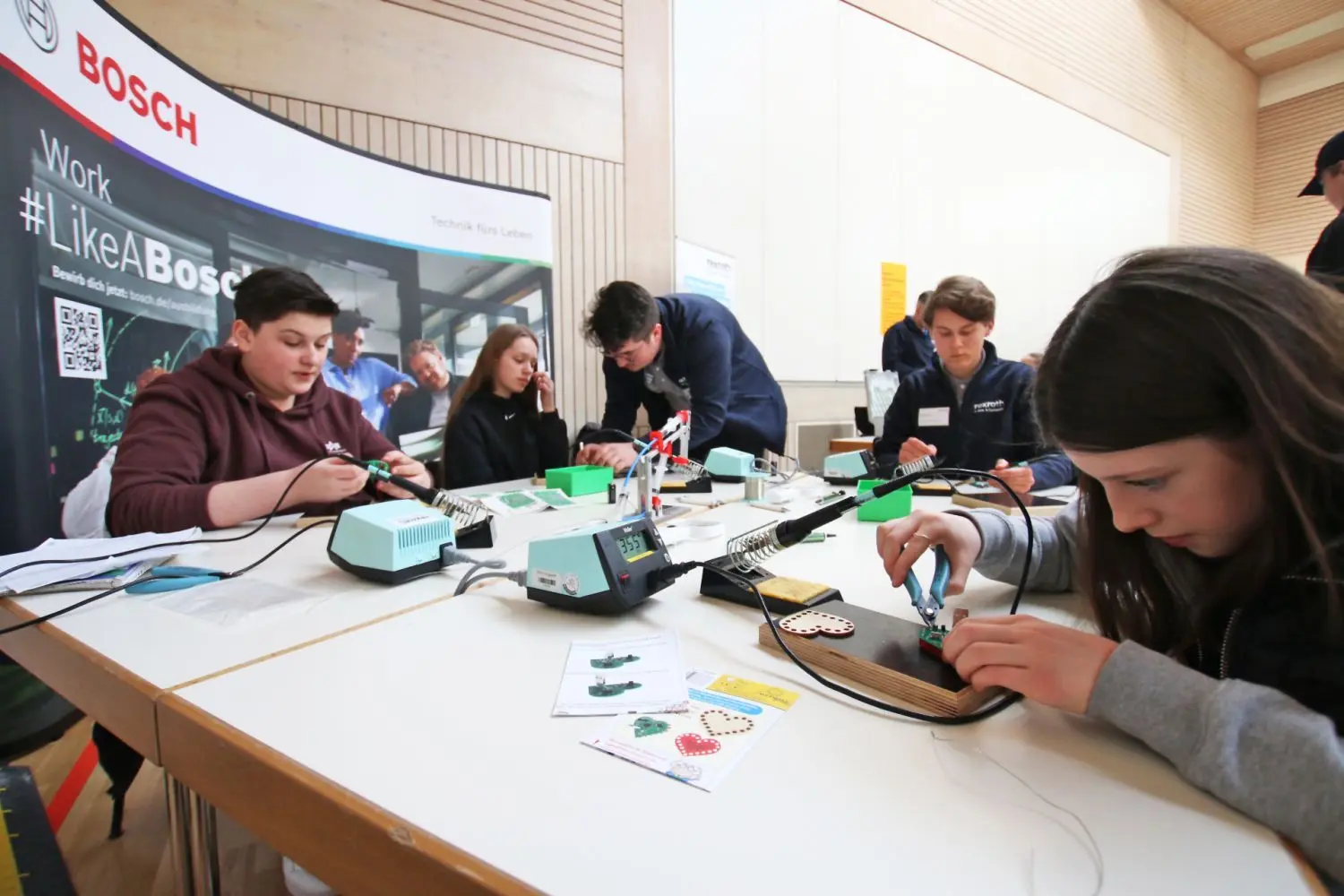 Der „Check-Your-Talents-Day“ fand dieses Jahr zum achten Mal statt. In der Stadthalle war zum Beispiel am Stand der Firma Bosch Rexroth Feingefühl gefragt.