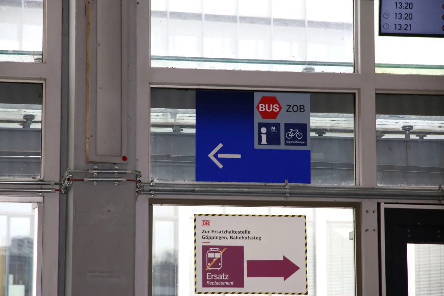 Wo geht‘s hin? Das Schild am Göppinger Bahnhof weist den Weg zum ZOB.