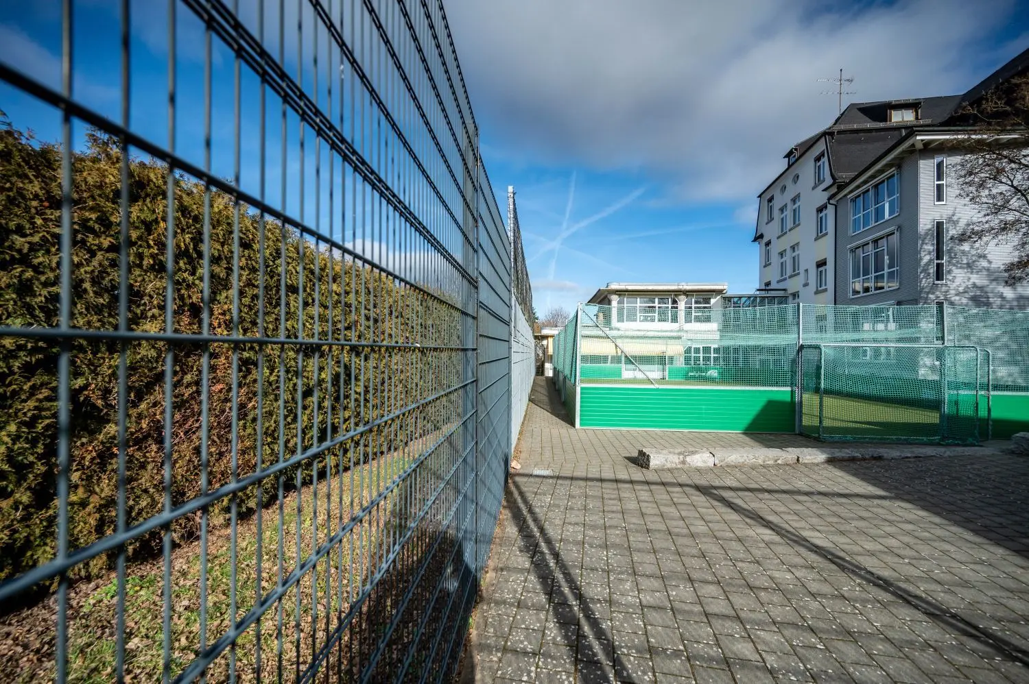 Auf das Kleinspielfeld und die Grünfläche hinter dem Zaun sollen die Container. Später könnte hier ein grüner Schulhof angelegt werden.