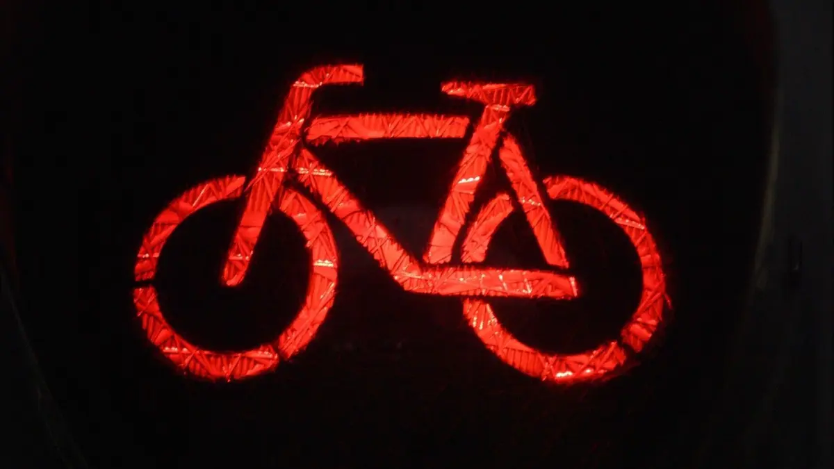 Die Landesregierung aus SPD, CDU und Grünen in Brandenburg hatte große Pläne für mehr Fahrrad-Verkehr. Aber die Umsetzung lässt in den Augen des ADFC sehr zu wünschen übrig.
Eine Ampel zeigt ein rotes Fahrrad. Die Landesregierung von Sachsen-Anhalt plant den Neubau von 50 Kilometern Radweg. Nach dürftigen Ergebnissen im vergangenen Jahr will das Land nun Radwegeausbau vorantreiben. +++ dpa-Bildfunk +++