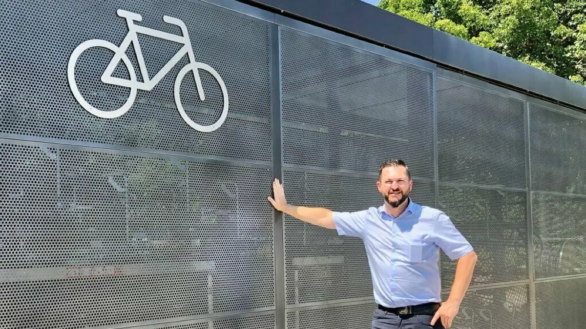 Bürgermeister Alexander Bourke am neuen Radparkhaus für Bahnpendler.⇥
Westerstetten Bürgermeister Alexander Bourke am neuen Fahrradparkhaus beim Bahnhalt