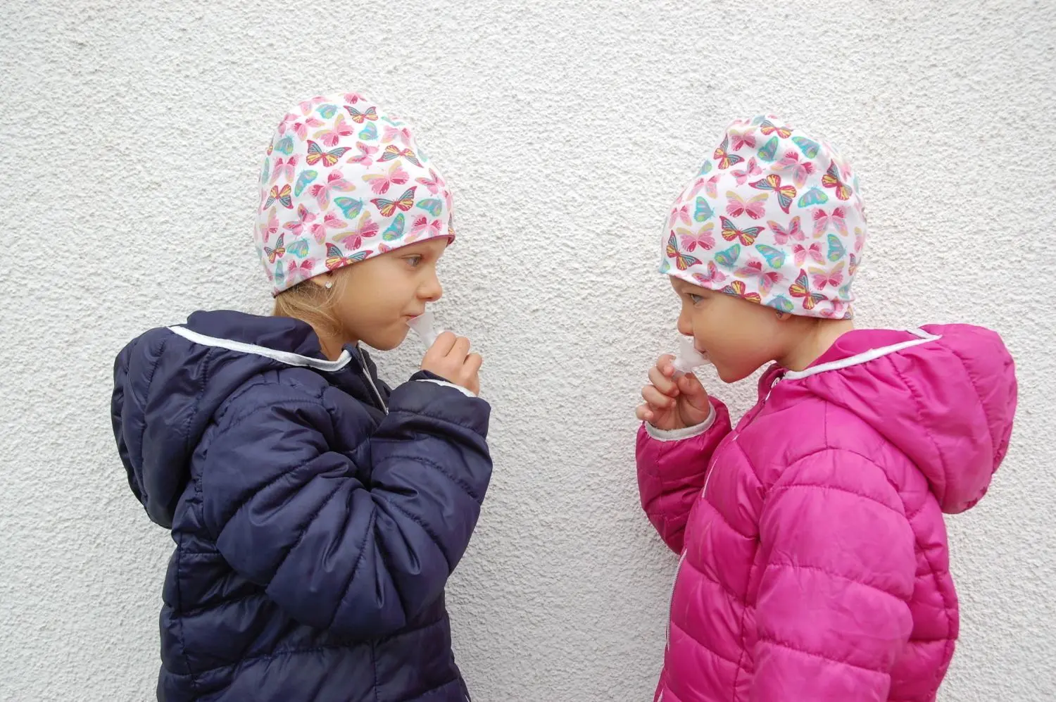 Die fünfjährigen Zwillinge Marie und Sophie Lenz aus Bühlertann machen einen Spucktest, bevor sie in die Notgruppe im Kindergarten Unterm Regenbogen dürfen.