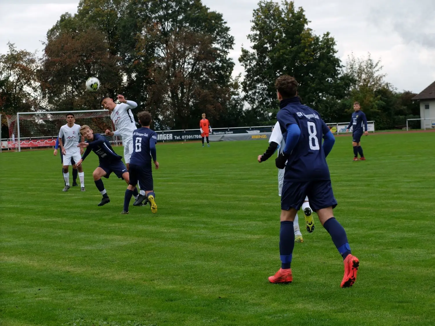 Die B-Jugend der TSG Ehingen (weiß) gegen den SSV Ehingen-Süd, als in der Landesstaffel noch gespielt werden durfte.⇥