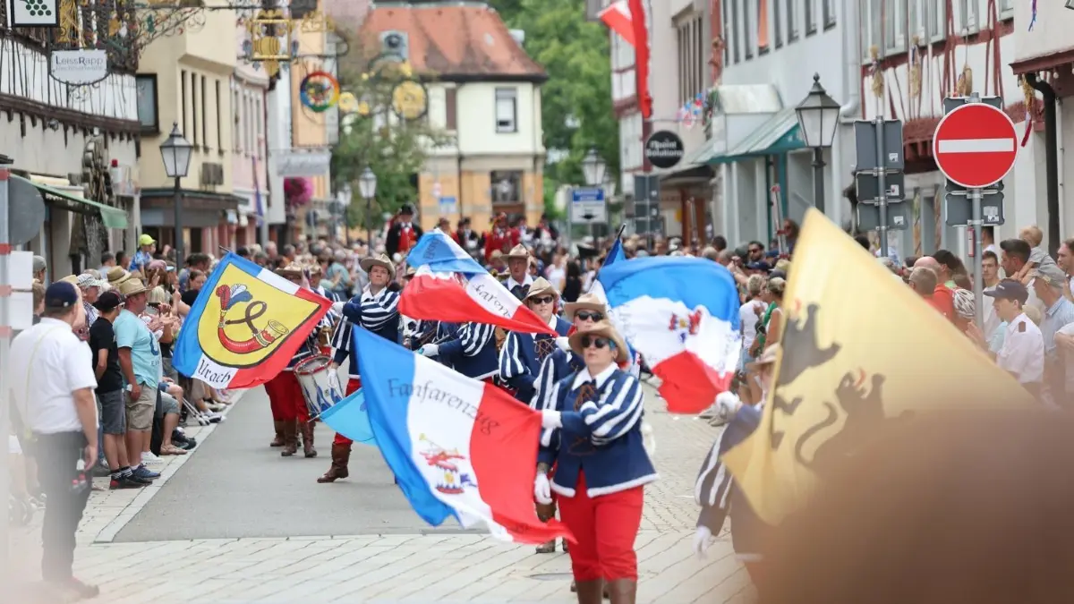 Der Fanfarenzug eröffnete am Morgen den kleinen Festzug.
Das war der Uracher Schäferlauf 2023
