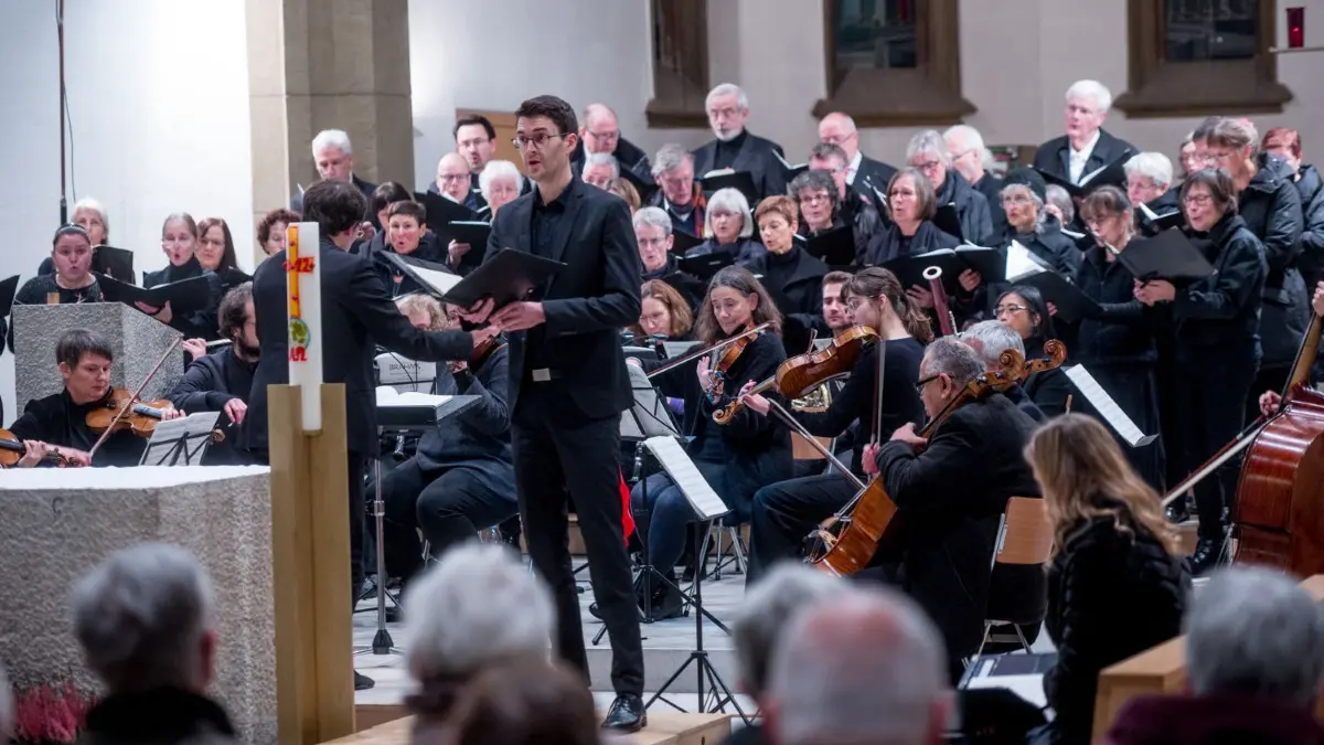Zusammen mit dem Göppinger Kammerchor führte der Chor Pro Musica unter Leonard Hölldampf im November das Brahms-Requiem auf. Am 25. Dezember, 9.15 Uhr, bringt das Ensemble die „Missa Festiva“ von John Leavitt in der Göppinger Marienkirche zu Gehör. ⇥