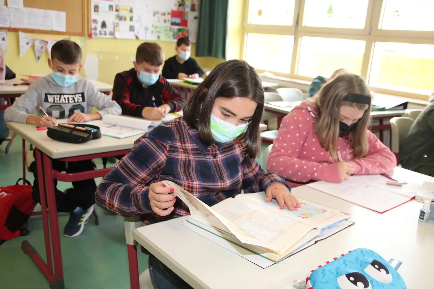 Konzentriert erledigen die Ganztagsschülerinnen und -schüler nach dem Mittagessen ihre Hausaufgaben.⇥