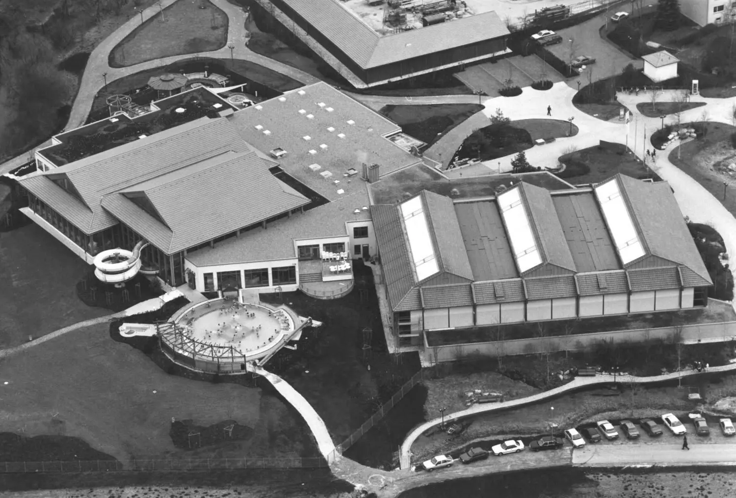 Das Bad Blau im Jahr nach der Eröffnung: Der Bau hatte die Gemeinde Blaustein 13 Millionen Mark gekostet.⇥