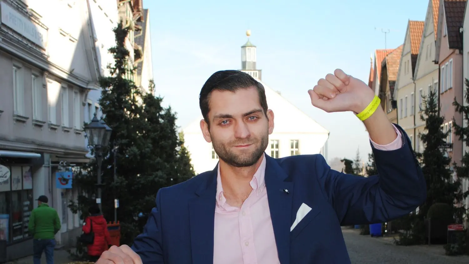 Jan Gnoth, Stadtmarketing-Vorstandsmitglied, wirbt für die Neuauflage von Hechingen im Lichterglanz und zeigt, wie man die Veranstaltung am besten besucht: mit 3G-Bändchen am Handgelenk.