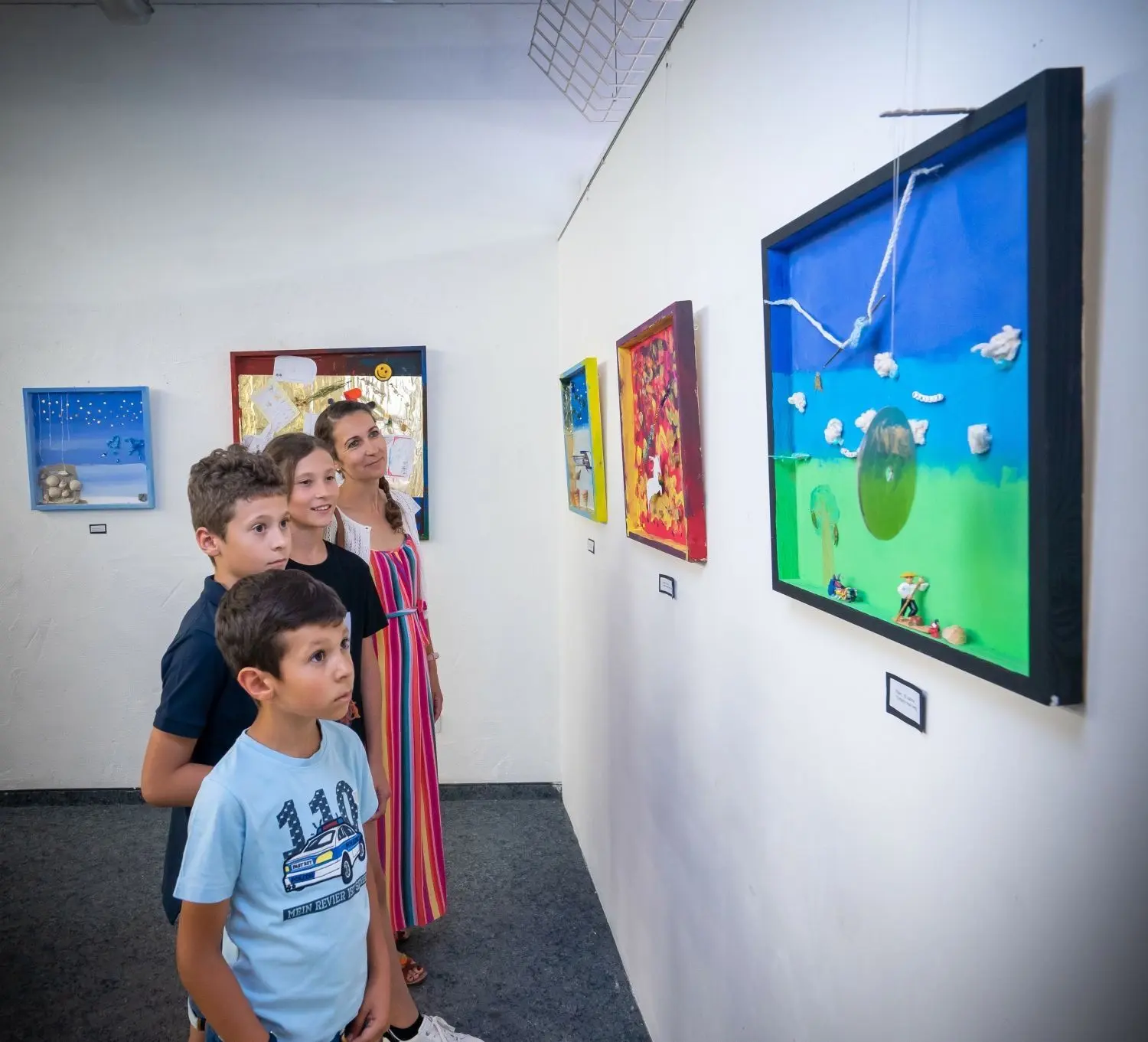 „Einfach mal weg“ heißt das Kunstwerk rechts und zeigt, was Zuversicht gibt.