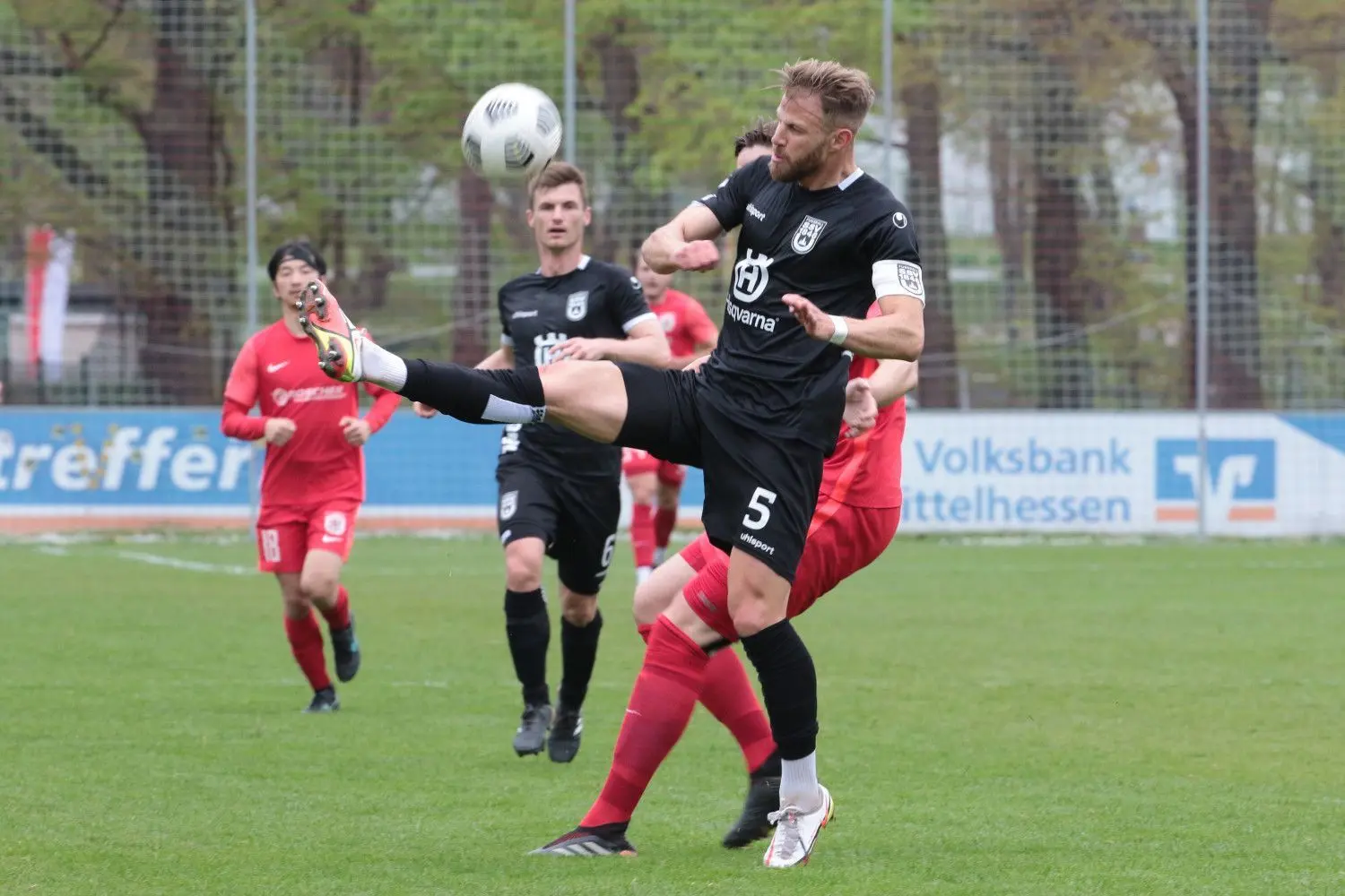 Spielt trotz Nasenbeinbruch oben ohne: Kapitän Johannes Reichert.