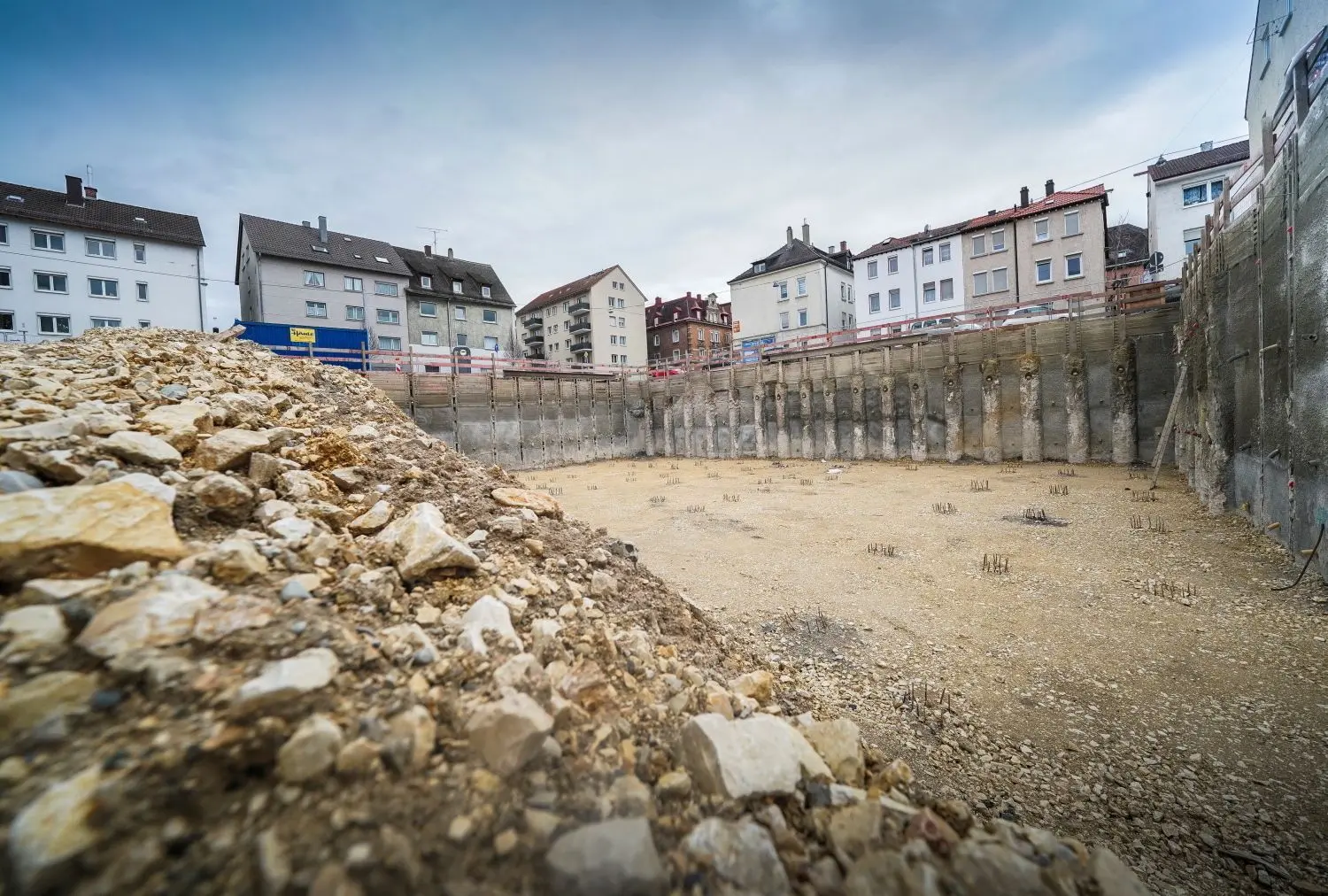 Auch auf der anderen Seite der Karlstraße wollte Realgrund bauen. Die Baugrube ist bereits ausgehoben.